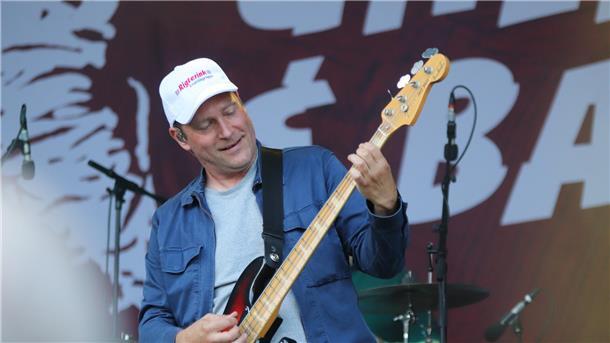 Nostalgie Bürgerpark: Thees Uhlmann und die Warpigs rockten am Wochenende Stade.
