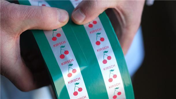 Frukas zum Karneval: Kult-Kamelle mit geheimer Identität Nostalgie mit modernem Touch: Die Verpackung von Frukas sieht aus wie immer, ist nun aber nachhaltiger und aluminiumfrei.