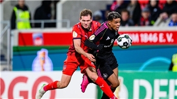 Joker Glatzel schießt HSV zum Sieg in Heidenheim Notbremse: Für dieses Foul sah Heidenheims Tim Siersleben (l.) Rot.