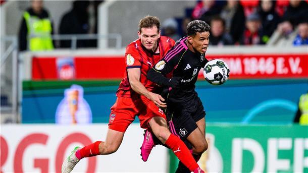 Joker Glatzel schießt HSV zum Sieg in Heidenheim Notbremse: Für dieses Foul sah Heidenheims Tim Siersleben (l.) Rot.