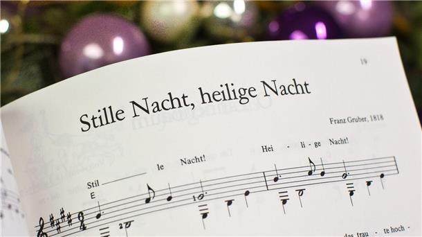 Esel, Engel, Tannenbaum: ein Weihnachts-ABC Noten zum Weihnachtslied „Stille Nacht, heilige Nacht“. Das Lied erdachte sich ein Hilfspriester und ein Volksschullehrer um 1818 in einem kleinen Dorf nahe Salzburg.