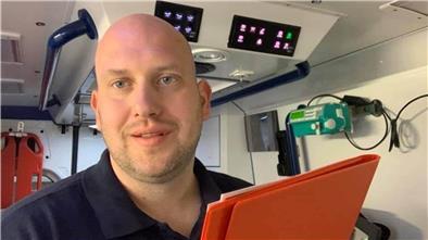 Notfallsanitäter Dennis Wendt aus Cuxhaven ist der Erste am Covid-19-Patienten. Dennoch geht er beim Pflegebonus leer aus. Den bekommen nur Altenpflegekräfte.
