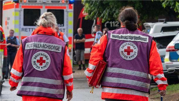 Frau ringt nach Blitzeinschlag weiter um ihr Leben Notfallseelsorger in der Nähe der Unglücksstelle in Unterensingen.