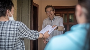Nothilfe an der Pfarrhaustür: Pastor Götz Weber der Kreuzkirchengemeinde und seine ungewöhnliche Benefizaktion mit Supermarktgutscheinen hilft er Bedürftigen.