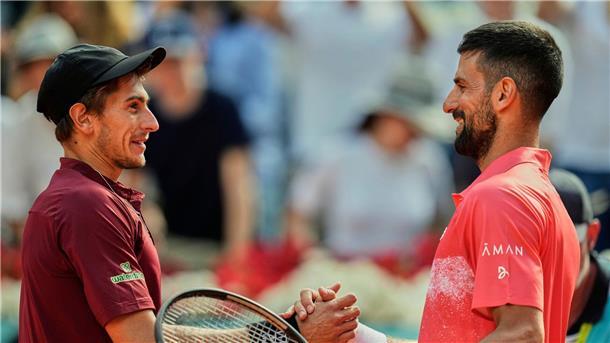 Novak Djokovic (r) schied in Madrid überraschend früh aus.