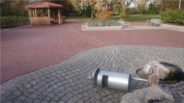 November 2016: Unbekannte haben einen Papierkorb aus dem Boden gerissen und übers rote Pflaster im Kurpark geschleift.