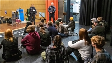 November 2022: Polizei und Schulleitung beenden die Besetzung der Aula der Geschwister-Scholl-Schule.