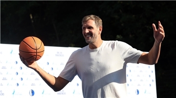 Nowitzki hat zuletzt einen Basketball-Platz in Würzburg eröffnet. (Archivbild)