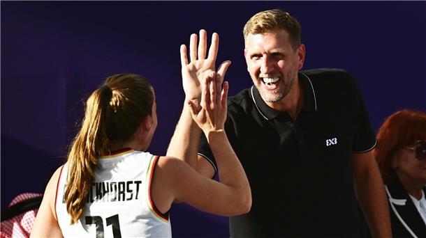Nowitzki klatscht Svenja Brunckhorst ab.