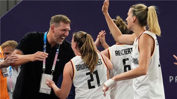 Nowitzki und die deutschen 3x3-Damen nach dem Gold-Coup.