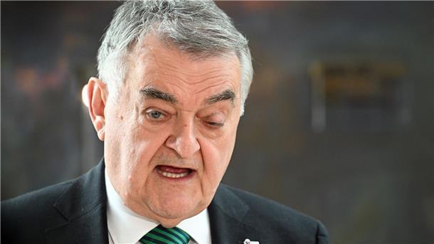 NRW-Innenminister Herbert Reul äußert sich zum Geschehen.
