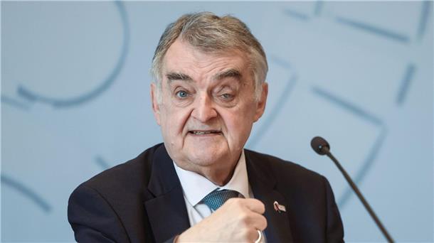 NRW-Innenminister Herbert Reul will keine extremistischen Beamten in der Polizei.