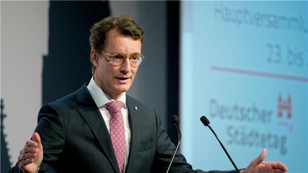 Wüst: Verhandlungen über Flüchtlingskosten werden schwierig NRW-Ministerpräsident Hendrik Wüst bei der Hauptversammlung des Deutschen Städtetages in Köln.