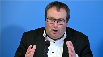 NRW-Verkehrsminister: Zahl der Schlaglöcher wird zunehmen NRW-Verkehrsminister Krischer hat eine Warnung an seinen Amtskollegen im Bund. (Archivbild)