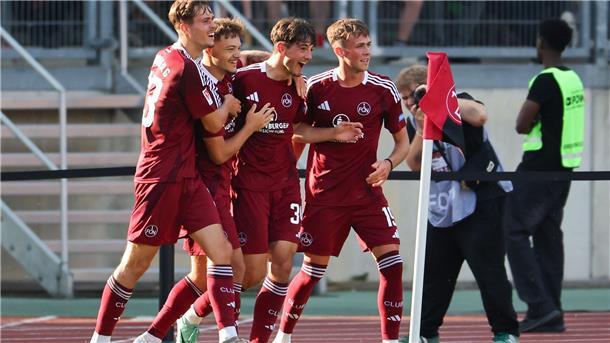 Salto-Jubel und neue Nürnberger Fußball-Lust mit Klose Nürnberger Torjubel mit Dustin Forkel (M) gegen den großen Gegner Juve.