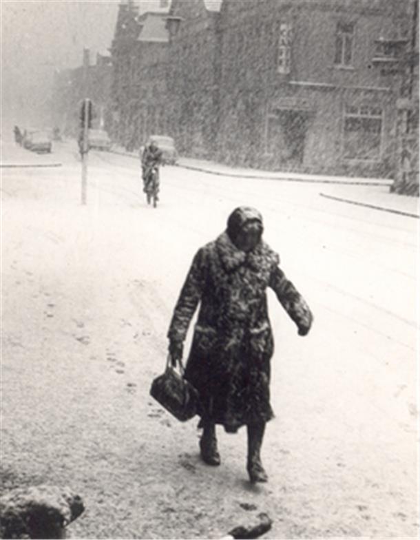 Nun aber schnell nach Hause. Diese Frau war im Winter 1955/56 im Schneetreiben unterwegs. Das Bild entstand an der Ecke Bahnhofstraße/Friedrich-Ebert-Straße.