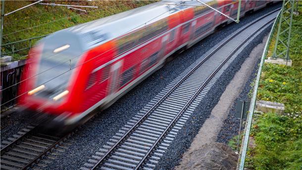 Ein Nahverkehrszug fährt.
