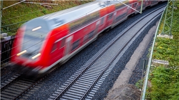 Ein Nahverkehrszug fährt.