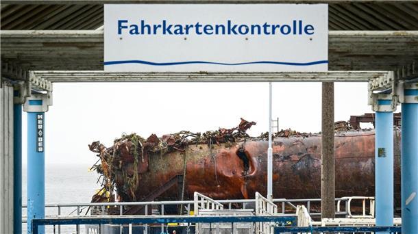 Experten bergen Teil eines gut 100 Jahre alten U-Bootes Nun liegt das Wrack im Hafen von Cuxhaven.