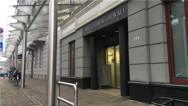 Eingang vom Gerichtsgebäude.