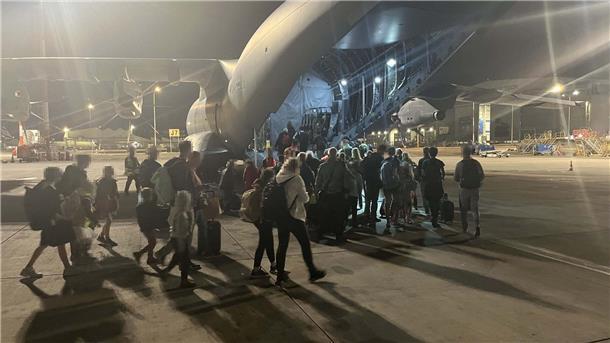 Nun wird doch die Luftwaffe eingesetzt: Die Bundeswehr fliegt deutsche Staatsbürger aus Israel aus. Hier ein Militärtransporter der Bundeswehr auf dem Flughafen von Tel Aviv.