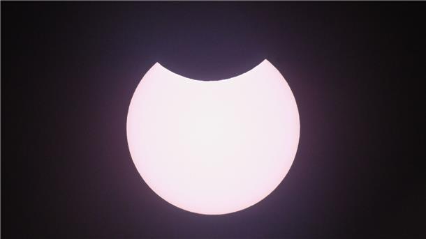 Nur ein kleiner Teil der Sonne wird bei einer partiellen Sonnenfinsternis vom Mond verdeckt.