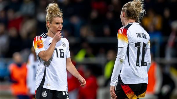 Hacke, Spitze, eins, zwei drei: Spielmacherin Linda Dallmann Nur eine darf auf der Zehn spielen: Linda Dallmann (li.) und Konkurrentin Laura Freigang