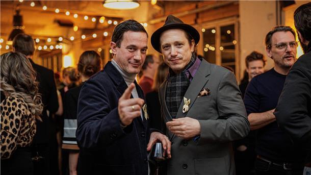 Nur einer der Promis auf der Party: Schauspieler Söhnke Möhring (links).