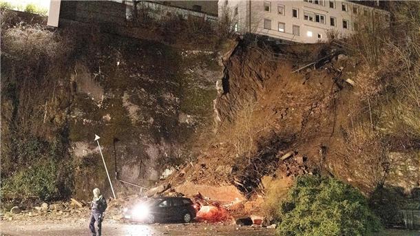 „Wie ein kleines Erdbeben“: Hangrutsch erschüttert Anwohner Nur etwa eineinhalb Meter trennen das Mehrfamilienhaus in Siegen von der Abbruchkante.