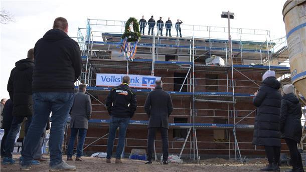 Auf dem Gelände des ehemaligen Extra-Markts in Beverstedt entstehen derzeit drei Mehrfamilienhäuser. Am Freitag wurde das Richtfest gefeiert. 
