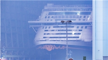 Disney-Kreuzfahrtschiff in Wismar wird ausgedockt Nur kurz währte in Wismar die Episode des Kreuzfahrtschiffbaus. Die „Disney Adventure“ soll schon bald für den neuen Eigner, den Disney-Konzern, in Asien auf Fahrt gehen.