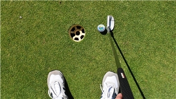 Nur mit viel Geduld landet der Golfball in dem vorgesehenen Loch.
