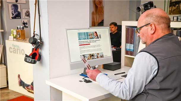 Nur noch digitale Passbilder ab Mai: Die Fotografen Heiko Sandelmann (vorn) und Rainer Braun bereiten sich auf die neuen Regelungen vor. 
