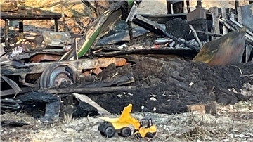 Überreste des ausgebrannten Bauwagens des Waldkindergartens in der Wingst 