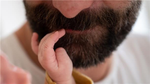 Nur jeder zehnte Vater nimmt längere Elternzeit in Anspruch Nur rund jeder zehnte Vater beansprucht längere Elternzeit.