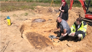 Nur Schatten von Leiche und Sarg blieben im Sand. Von rechts: Kreisarchäologe Dr. Stefan Hesse, Grabungstechniker Ingo Neumann und Gesa Richter.
