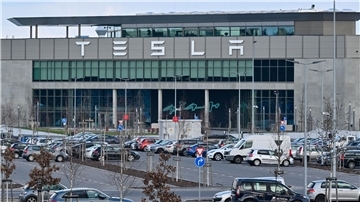 Nur wenige Autos von Mitarbeitern der Tesla-Gigafactory Berlin-Brandenburg stehen vor dem Werk.