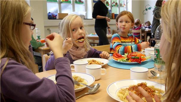Nutzen Kinder das Ganztagsangebot, steht auch das gemeinsame Mittagessen auf dem Programm, wofür Räume nötig sind.