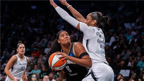 Nyara Sabally (M.) feierte mit New York den Sieg im ersten Halbfinale.