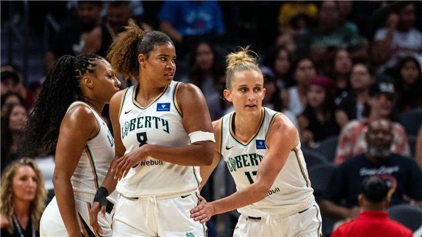 Sabally gibt Comeback für WNBA-Meister New York Liberty Nyara Sabally (Mitte) ist zurück auf dem Platz und kann wieder gemeinsam mit Leonie Fiebich (rechts) spielen. (Archiv-Foto)