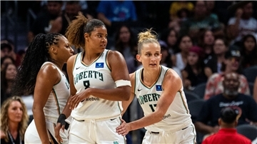 Nyara Sabally (Mitte) ist zurück auf dem Platz und kann wieder gemeinsam mit Leonie Fiebich (rechts) spielen. (Archiv-Foto)