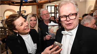 NZ-Redakteurin Denise von der Ahé (vorne links) interviewte Herbert Grönemeyer 2018 bei der Schaffermahlzeit.