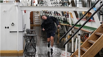 Robert Ebner läuft mit gebeugtem Kopf unter einem Stahlträger hindurch