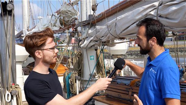 Interessante Interviews in 2500 Schritten auf den Maritimen Tagen NZ-Volontär Levin Meis (links) interviewt Kay van Breemen, Erster Offizier auf der "Gulden Leeuw". Das erste von sechs spannenden Gesprächen.