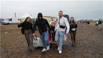 Ob auf dem Infield, auf den Campingplätzen oder im Pool: Die Festivalfans trotzen am Donnerstag auf dem Deichbrand 2025 dem Regen.