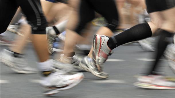 Das ist am Wochenende in Bremerhaven und dem Landkreis Cuxhaven los Beine und Laufschuhe sind zu sehen, es geht um einen Marathon.