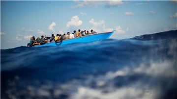 Ob die Bundesregierung Mittel für die zivile Seenotrettung im Mittelmeer geben sollte, darüber gehen die Meinungen auseinander. (Archivbild)