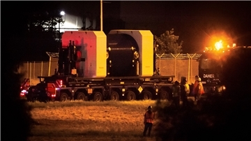 Castorbehälter in der Nacht wird transportiert.