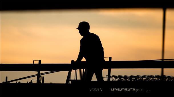 Ein Arbeiter auf einer Baustelle. 