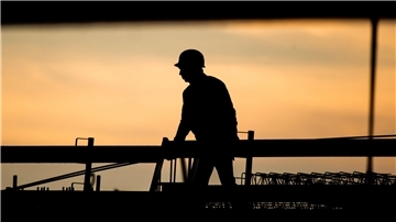 Ein Arbeiter auf einer Baustelle. 
